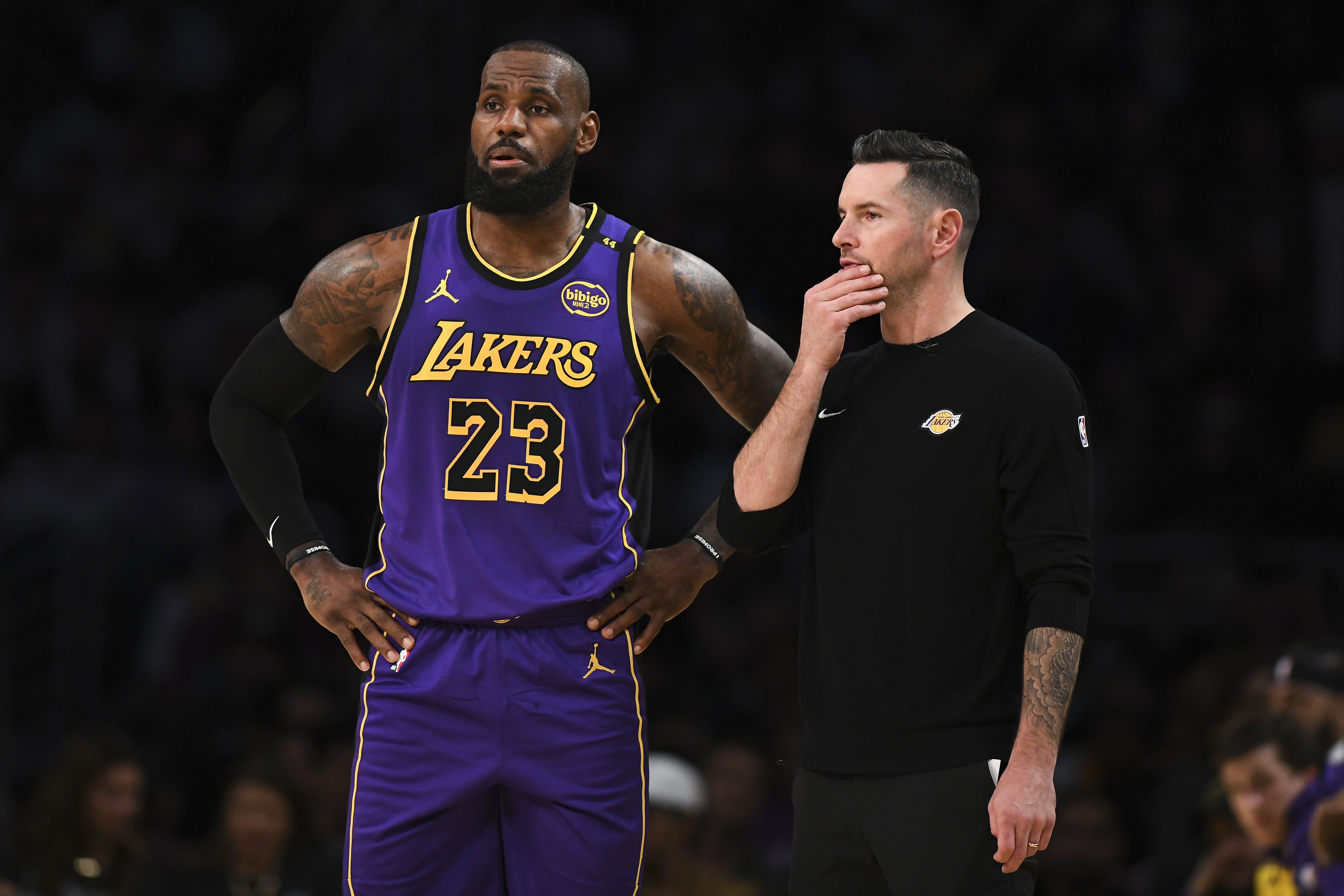 雷霆防守尺度再遭炮轟：里夫斯怒斥裁判雙標，雷迪克稱詹姆斯罰球待遇最差