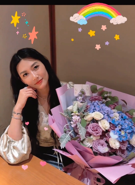 楊莉娜520曬擋臉比心照，與戴偉浚社媒互動未斷