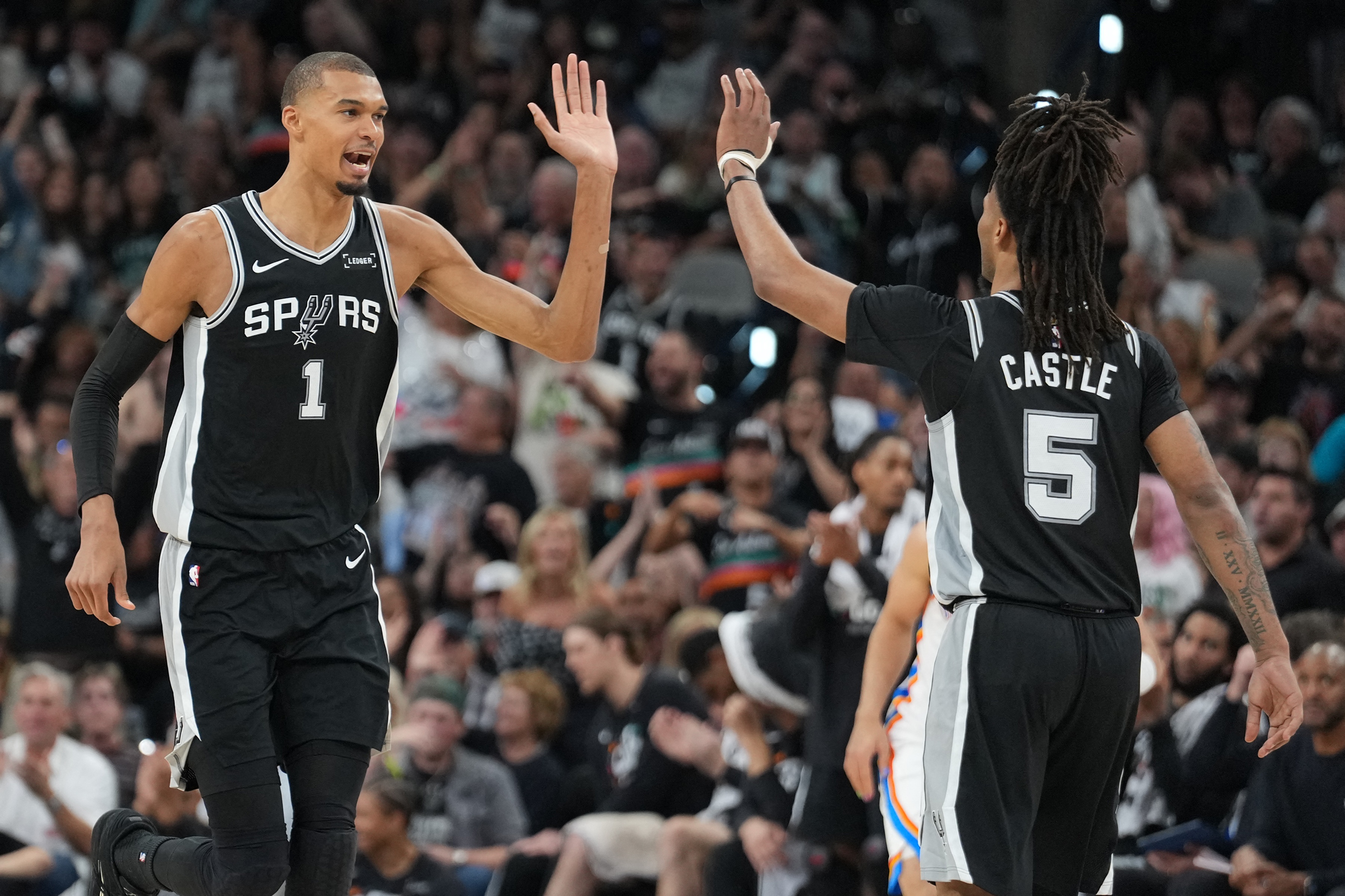 歷史首隊(duì)！馬刺雙核文班卡斯?fàn)柌粷M22歲進(jìn)軍總決賽