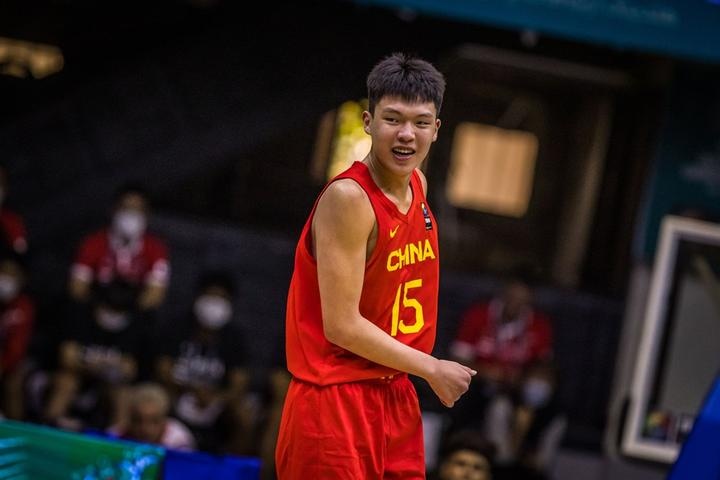 王俊杰18+14隔扣周琦？楊瀚森回歸后中國男籃鋒線厚度提升，柯凡：能贏日本