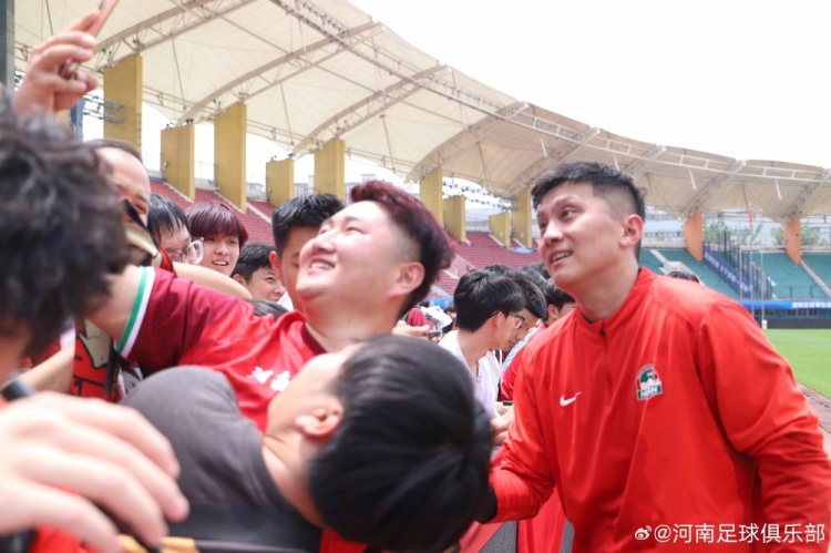 河南隊(duì)間歇期備戰(zhàn)公開：數(shù)百球迷冒暑觀訓(xùn)，球員賽后集體簽名