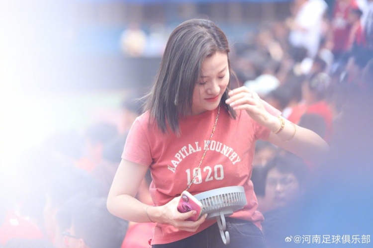 河南隊(duì)間歇期備戰(zhàn)公開：數(shù)百球迷冒暑觀訓(xùn)，球員賽后集體簽名