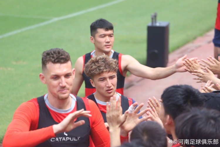 河南隊(duì)間歇期備戰(zhàn)公開：數(shù)百球迷冒暑觀訓(xùn)，球員賽后集體簽名