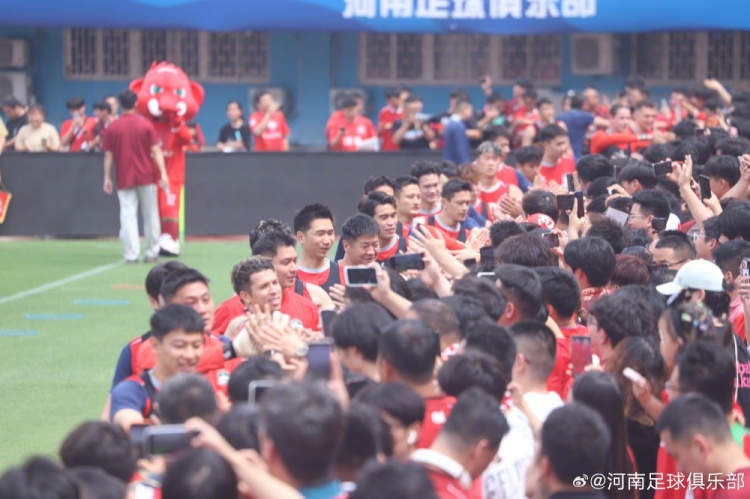 河南隊(duì)間歇期備戰(zhàn)公開：數(shù)百球迷冒暑觀訓(xùn)，球員賽后集體簽名