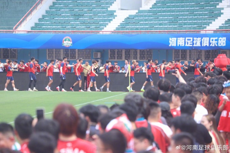 河南隊(duì)間歇期備戰(zhàn)公開：數(shù)百球迷冒暑觀訓(xùn)，球員賽后集體簽名