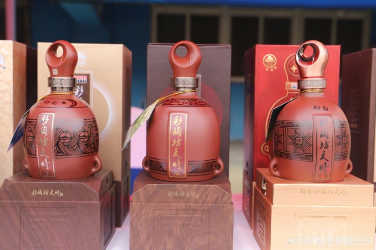 河南隊(duì)間歇期備戰(zhàn)公開：數(shù)百球迷冒暑觀訓(xùn)，球員賽后集體簽名